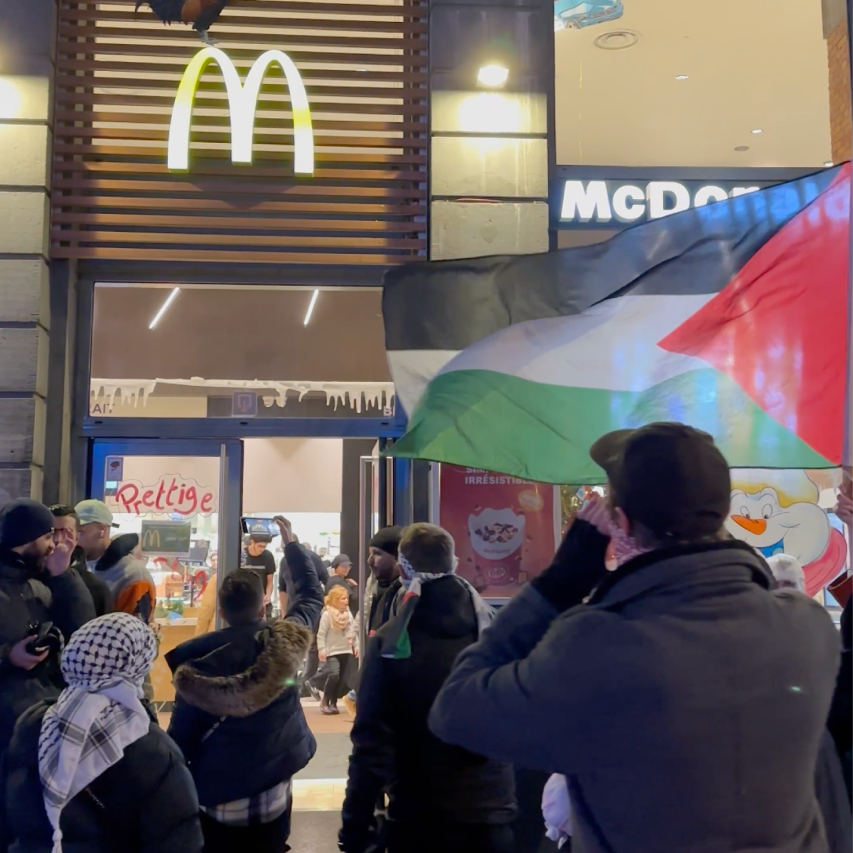 Bruxelles : des militant·es palestinien·nes envahissent et bloquent un McDonald 